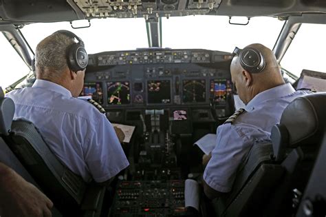 pilots fall asleep during flight